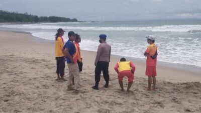 Terseret Ombak 2 Wisatawan Asal Bekasi Tenggelam Di Pantai Sawarna