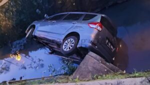 Terjadi Lagi Mobil Terjun Ke Parit Di Gading Serpong Tangerangdaily Id