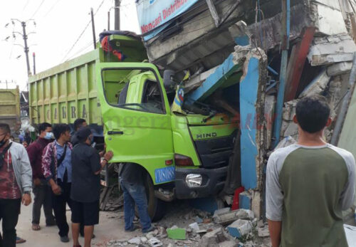 Tabrak Warung di Cangkudu, Istri Sopir Truk Tewas