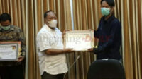 Berita Banten: Walkot Cilegon Beri Penghargaan kepada 10 Besar Penyumbang Pajak Daerah.