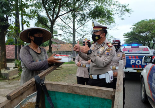 Berita Tangerang, Berita Banten, Berita Kabupaten Tangerang, Berita Polisi: Polresta Tangerang Berbagi Nasi Kotak Saat Jumat Berkah