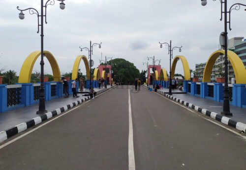 Berita Tangerang: Jembatan Kaca Berendeng Spot Foto Instagramable di Kota Tangerang