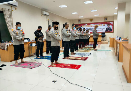 Berita Tangerang, Berita Kabupaten Tangerang: Hari Pertama Kegiatan Kombes Pol Wahyu: Salat Berjamaah Hingga Menemui Warga