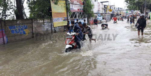 Berita Tangerang, Berita Tangerang Terbaru, Berita Tangerang Terkini, Berita Tangerang Hari Ini, Berita Kota Tangerang, Berita Kota Tangerang Terbaru, Berita Kota Tangerang Terkini, Berita Kota Tangerang Hari Ini, Berita Banjir, Berita Banjir Tangerang: 5 Perumahan di Kota Tangerang Terendam Banjir