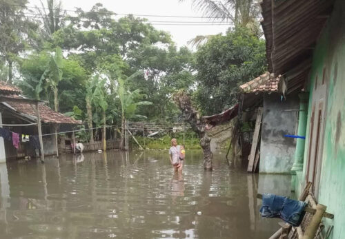 Berita Tangerang, Berita Tangerang Terbaru, Berita Tangerang Terkini, Berita Tangerang Hari Ini, Berita Kabupaten Tangerang, Berita Kabupaten Tangerang Terbaru, Berita Kabupaten Tangerang Terkini, Berita Kabupaten Tangerang Hari Ini: Banjir Sudah Seminggu Rendam Kampung Cirumpak Ilir Kronjo