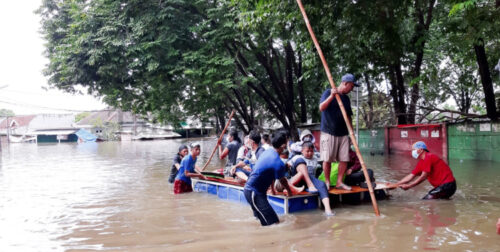 Berita Tangerang, Berita Tangerang Terbaru, Berita Tangerang Terkini, Berita Tangerang Hari Ini, Berita Kota Tangerang, Berita Kota Tangerang Terbaru, Berita Kota Tangerang Terkini, Berita Kota Tangerang Hari Ini, Berita Banjir, Berita Banjir Tangerang: Tanggul Jebol, Banjir di Villa Mutiara Pluit Hingga 3 Meter