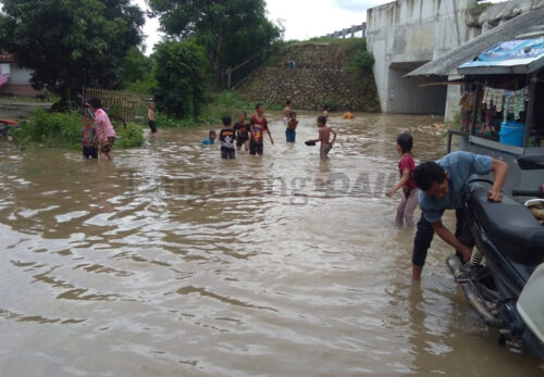 Berita Tangerang, Berita Tangerang Terbaru, Berita Tangerang Terkini, Berita Tangerang Hari Ini, Berita Kabupaten Tangerang, Berita Kabupaten Tangerang Terbaru, Berita Kabupaten Tangerang Terkini, Berita Kabupaten Tangerang Hari Ini, Banjir di Kresek, Banjir Dipicu Meluapnya Sungai Cidurian: Cidurian Meluap, Desa Koper Kresek Banjir