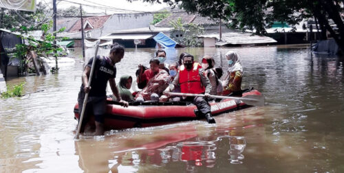 Berita Tangerang, Berita Tangerang Terbaru, Berita Tangerang Terkini, Berita Tangerang Hari Ini, Berita Kota Tangerang, Berita Kota Tangerang Terbaru, Berita Kota Tangerang Terkini, Berita Kota Tangerang Hari Ini, Berita Banjir, Berita Banjir Tangerang: Tanggul Jebol, Banjir di Villa Mutiara Pluit Hingga 3 Meter