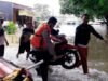 Berita Tangerang, Berita Tangerang Terbaru, Berita Tangerang Terkini, Berita Tangerang Hari Ini, Berita Kota Tangerang, Berita Kota Tangerang Terbaru, Berita Kota Tangerang Terkini, Berita Kota Tangerang Hari Ini, Berita Banjir, Berita Banjir Tangerang: Tanggul Jebol, Banjir di Villa Mutiara Pluit Hingga 3 Meter