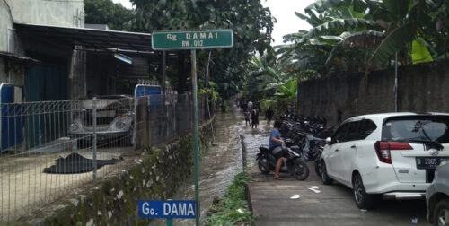 Berita Tangerang, Berita Tangerang Terbaru, Berita Tangerang Terkini, Berita Tangerang Hari Ini, Berita Kota Tangerang, Berita Kota Tangerang Terbaru, Berita Kota Tangerang Terkini, Berita Kota Tangerang Hari Ini, Berita Banjir, Berita Banjir Tangerang: Situ Cipondoh Meluap, Pemukiman Warga Terendam Banjir