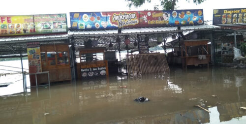 Berita Tangerang, Berita Tangerang Terbaru, Berita Tangerang Terkini, Berita Tangerang Hari Ini, Berita Kota Tangerang, Berita Kota Tangerang Terbaru, Berita Kota Tangerang Terkini, Berita Kota Tangerang Hari Ini, Berita Banjir, Berita Banjir Tangerang: Situ Cipondoh Meluap, Pemukiman Warga Terendam Banjir