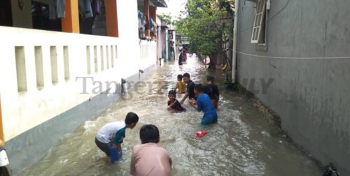 Berita Tangerang, Berita Tangerang Terbaru, Berita Tangerang Terkini, Berita Tangerang Hari Ini, Berita Kota Tangerang, Berita Kota Tangerang Terbaru, Berita Kota Tangerang Terkini, Berita Kota Tangerang Hari Ini, Berita Banjir, Berita Banjir Tangerang: Situ Cipondoh Meluap, Pemukiman Warga Terendam Banjir