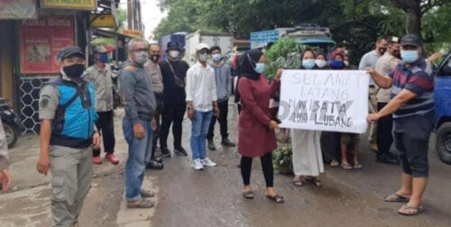 Tak Kunjung Diperbaiki, Warga Tanam Pisang di Jalan Marsekal Suryadharma Kota Tangerang