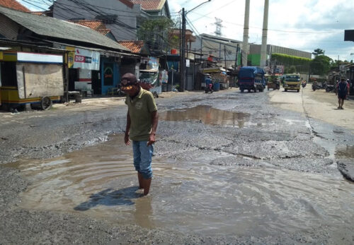 Berita Tangerang, Berita Tangerang Terbaru, Berita Tangerang Terkini, Berita Tangerang Hari Ini, Berita Kota Tangerang, Berita Kota Tangerang Terbaru, Berita Kota Tangerang Terkini, Berita Kota Tangerang Hari Ini: Lubang Besar di Jalan Pembangunan 1 Batuceper Berbahaya Bagi Pengendara