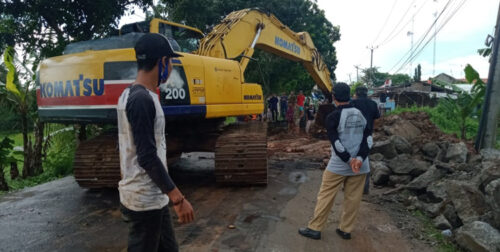 Berita Tangerang, Berita Tangerang Terbaru, Berita Tangerang Terkini, Berita Tangerang Hari Ini, Berita Kabupaten Tangerang, Berita Kabupaten Tangerang Terbaru, Berita Kabupaten Tangerang Terkini, Berita Kabupaten Tangerang Hari Ini: Bahayakan Pengendara, Jalan Amblas di Kresek Dibongkar