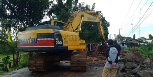 Bahayakan Pengendara, Jalan Amblas di Kresek Dibongkar