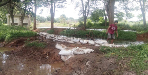 Warga Perum Alam Raya Bandara Gotong Royong Bangun Tanggul Banjir