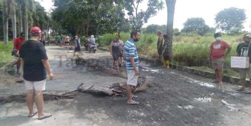 Berita Tangerang, Berita Tangerang Terbaru, Berita Tangerang Terkini, Berita Tangerang Hari Ini, Berita Kota Tangerang, Berita Kota Tangerang Terbaru, Berita Kota Tangerang Terkini, Berita Kota Tangerang Hari Ini, Berita Banjir, Berita Banjir Tangerang: Warga Perum Alam Raya Bandara Gotong Royong Bangun Tanggul Banjir