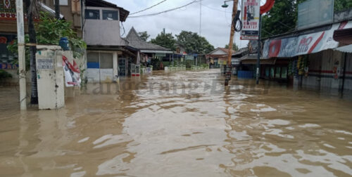 Berita Tangerang, Berita Tangerang Terbaru, Berita Tangerang Terkini, Berita Tangerang Hari Ini, Berita Kabupaten Tangerang, Berita Kabupaten Tangerang Terbaru, Berita Kabupaten Tangerang Terkini, Berita Kabupaten Tangerang Hari Ini: Kali Cirarab di Bitung Curug Meluap Hingga Jalan Raya Serang