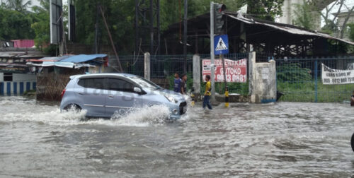 Berita Tangerang, Berita Tangerang Terbaru, Berita Tangerang Terkini, Berita Tangerang Hari Ini, Berita Kabupaten Tangerang, Berita Kabupaten Tangerang Terbaru, Berita Kabupaten Tangerang Terkini, Berita Kabupaten Tangerang Hari Ini: Kali Cirarab di Bitung Curug Meluap Hingga Jalan Raya Serang