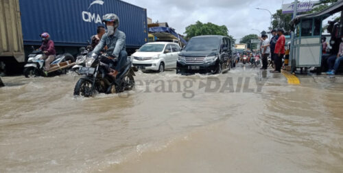 Berita Tangerang, Berita Tangerang Terbaru, Berita Tangerang Terkini, Berita Tangerang Hari Ini, Berita Kabupaten Tangerang, Berita Kabupaten Tangerang Terbaru, Berita Kabupaten Tangerang Terkini, Berita Kabupaten Tangerang Hari Ini, Berita Banjir, Berita Banjir Tangerang: Kali Cirarab di Bitung Curug Meluap Hingga Jalan Raya Serang