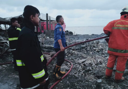 15 Kios di Pulau Cangkir Kronjo Hangus Terbakar