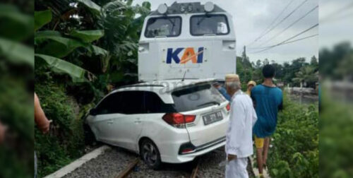 Kereta Api Tabrak Mobil di Cilegon