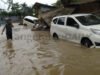 Berita Tangerang, Berita Tangerang Terbaru, Berita Tangerang Terkini, Berita Tangerang Hari Ini, Berita Kota Tangerang, Berita Kota Tangerang Terbaru, Berita Kota Tangerang Terkini, Berita Kota Tangerang Hari Ini, Berita Banjir, Berita Banjir Tangerang: 2 Mobil Terjebak Banjir di Dumpit Gandasari Tangerang