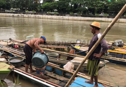 Sisi Kehidupan Nelayan Cacing Sutra Kota Tangerang