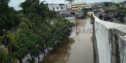 Kali Sabi Meluap, Banjir di Fly Over Cibodas Hingga 2 Meter