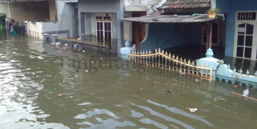 Berita Tangerang, Berita Tangerang Terbaru, Berita Tangerang Terkini, Berita Tangerang Hari Ini, Berita Kota Tangerang, Berita Kota Tangerang Terbaru, Berita Kota Tangerang Terkini, Berita Kota Tangerang Hari Ini, Berita Banjir, Berita Banjir Tangerang: Kisah Korban Banjir Perum Total Persada: Masih Tergenang Air 2 Meter, Ingin Pindah Rumah