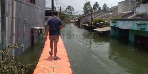 Berita Tangerang, Berita Tangerang Terbaru, Berita Tangerang Terkini, Berita Tangerang Hari Ini, Berita Kota Tangerang, Berita Kota Tangerang Terbaru, Berita Kota Tangerang Terkini, Berita Kota Tangerang Hari Ini, Berita Banjir, Berita Banjir Tangerang: Kisah Korban Banjir Perum Total Persada: Masih Tergenang Air 2 Meter, Ingin Pindah Rumah