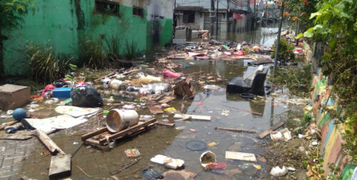 Berita Tangerang, Berita Tangerang Terbaru, Berita Tangerang Terkini, Berita Tangerang Hari Ini, Berita Kota Tangerang, Berita Kota Tangerang Terbaru, Berita Kota Tangerang Terkini, Berita Kota Tangerang Hari Ini, Berita Banjir, Berita Banjir Tangerang: Kisah Korban Banjir Perum Total Persada: Masih Tergenang Air 2 Meter, Ingin Pindah Rumah