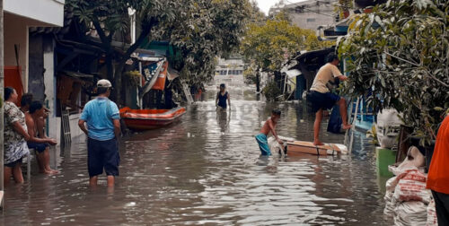 Berita Tangerang, Berita Tangerang Terbaru, Berita Tangerang Terkini, Berita Tangerang Hari Ini, Berita Kota Tangerang, Berita Kota Tangerang Terbaru, Berita Kota Tangerang Terkini, Berita Kota Tangerang Hari Ini, Berita Banjir, Berita Banjir Tangerang: Kisah Korban Banjir Perum Total Persada: Masih Tergenang Air 2 Meter, Ingin Pindah Rumah