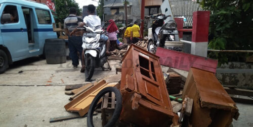 Banjir di Cikoneng Ilir Jatiuwung Surut, Sampah Menumpuk