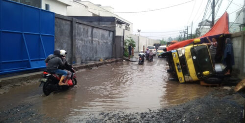 Truk Bermuatan Karton Terguling di Jalan Rusak Kota Tangerang