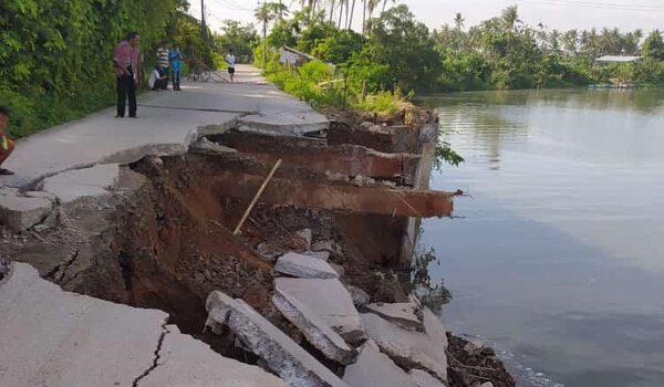 Jalan Rusak, Jalan Tanjung Burung, Jalan Tanjung Burung Teluknaga Terputus, Jalan Rusak Tangerang, Sungai Cisadane, Sungai Cisadane Tangerang, Desa Tanjung Burung, Kecamatan Teluknaga, Kabupaten Tangerang: Jalan Ambrol, Akses ke Desa Tanjung Burung Terputus