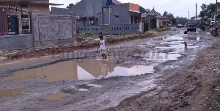 Jalan Rusak, Jalan Rusak Tigaraksa, Jalan Rusak Tangerang, Jalan Rusak Kabupaten Tangerang, Proyek Jalan di Tangerang: Proyek Pelebaran Jalan di Tigaraksa Sudah 3 Bulan Terhenti