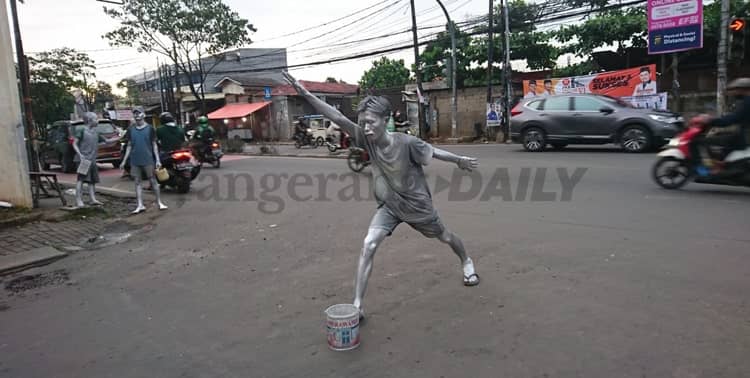 Kisah Manusia Silver, Acuhkan Risiko Kesehatan Demi Dapur Ngebul 