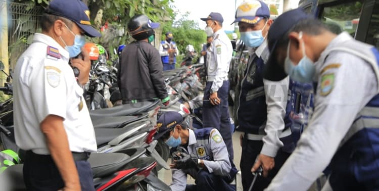 Parkir di Badan Jalan, 142 Kendaraan Digembosi Petugas