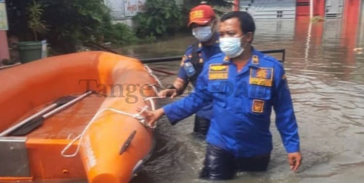 Berita Tangerang, Berita Tangerang Terbaru, Berita Tangerang Terkini, Berita Tangerang Hari Ini, Berita Kota Tangerang, Berita Kota Tangerang Terbaru, Berita Kota Tangerang Terkini, Berita Kota Tangerang Hari Ini, Hujan Deras, Banjir, Banjir Tangerang, Banjir di Cipondoh, Banjir 2 Kelurahan, Banjir 2 Kelurahan di Cipondoh, Hujan Deras Tangerang: Diguyur Hujan Deras, 2 Kelurahan di Cipondoh Tergenang