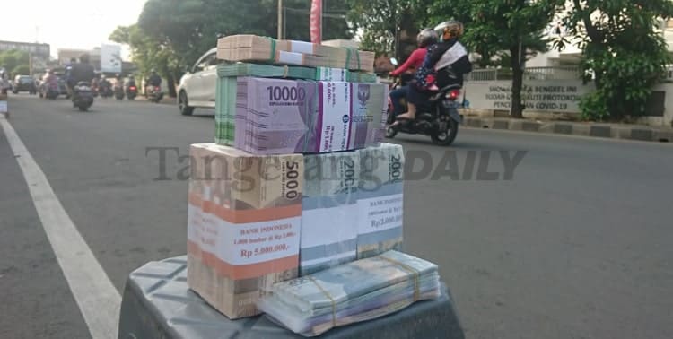 Berita Tangerang, Berita Tangerang Terbaru, Berita Tangerang Terkini, Berita Tangerang Hari Ini, Berita Kabupaten Tangerang, Berita Kabupaten Tangerang Terbaru, Berita Kabupaten Tangerang Terkini, Berita Kabupaten Tangerang Hari Ini, Uang Baru, THR, Tradisi Lebaran, Tradisi, Lebaran, Tradisi Salam Tempel, Lapak Penukaran Uang: Lebaran, Uang Baru dan Tradisi "Salam Tempel"