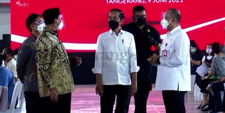 Jokowi, Presiden Jokowi, Jokowi Tinjau Vaksinasi, Jokowi ke Tangerang, Vaksinasi, Vaksinasi Covid-19, Covid-19, Ahmed Zaki Iskandar, Bupati Tangerang, Kabupaten Tangerang: Jokowi Tinjau Vaksinansi Lansia Massal di Tangerang