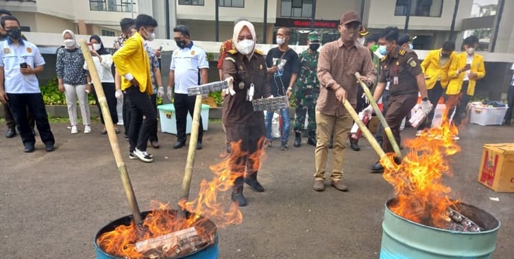 Kejari Tangsel Musnahkan Barang Bukti Kejahatan