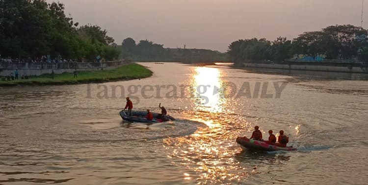 Pria Misterius, Seorang Pria Melompat ke Sungai Cisadane, Sungai Cisadane, Pria Lompat Bunuh Diri, Bunuh Diri di Sungai Cisadane, BPBD, BPBD Kota Tangerang, Kota Tangerang: Pria yang Terjun ke Sungai Cisadane Warga Karawaci, Tubuh Korban Belum Ditemukan