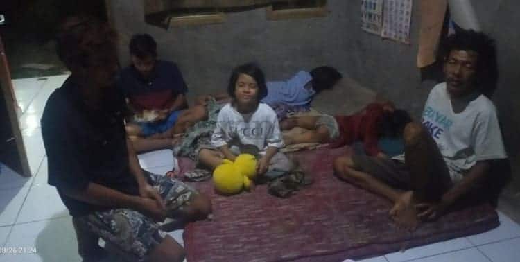 Kisah Tanto Keliling Kampung Cari Seragam Bekas untuk Sekolah Anaknya