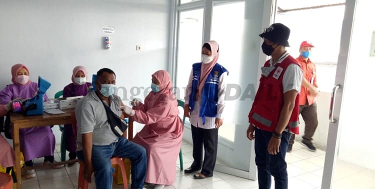 PMI, PMI Kabupaten Tangerang, Vaksin, Vaksinasi Covid-19, Vaksin Covid-19 di Pasar Tigaraksa, Pasar Tigaraksa, Kabupaten Tangerang: Ratusan Pengunjung Pasar Tigaraksa Disuntik Vaksin Covid-19