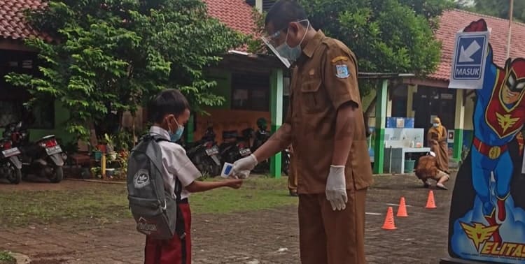 PTM, Pembelajaran Tatap Muka, PTM di Tangsel, SD, SMP, SMA, Kota Tangsel: Emak-emak di Tangsel Senang Anaknya Sudah Mulai Sekolah