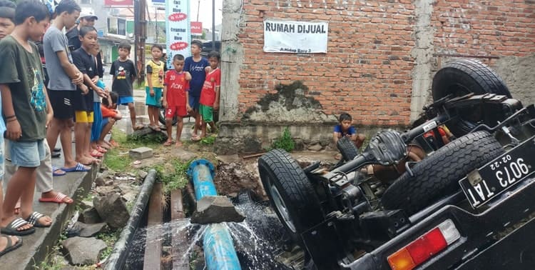 Pipa PDAM, PDAM Tirta Benteng, Jalan Sultan Ageng tirtayasa, Kecamatan Pinang, Kunciran Indah, Kota Tangerang: Mobil Terbalik di Pinang: Sopir Baru Belajar, Pipa PDAM Retak