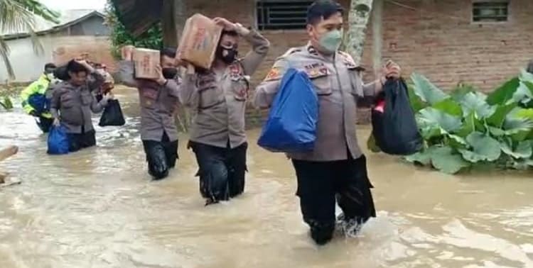 Polres Lebak, Banjir, Banjir di Lebak, Bantu Korban Banjir, Korban Banjir, Kabupaten Lebak: Basah Kuyup, Kasat Lantas Polres Lebak Salurkan Bantuan untuk Korban Banjir